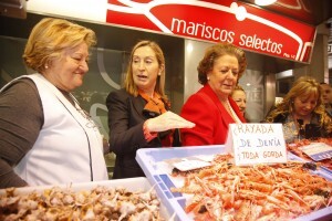 La Ministra de Fomento y la alcaldesa de Valencia conversan con una pescatera del Mercado Central/ayto vlc