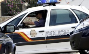 Un policía conduce un vehículo del CNP