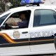 Un policía conduce un vehículo del CNP