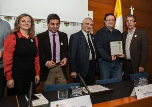 Javier Furio, webmaster de VLC Ciudad, y Paco Varea, Responsable de Contenidos de VLC Ciudad, en el momento de recoger el premio/Isaac Ferrera