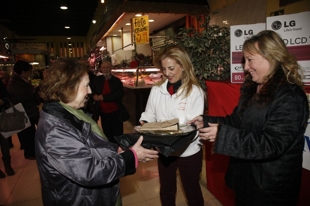 Un momento de la entrega de regalos por el 50 aniversario del Mercado de Ruzafa/ayto vlc