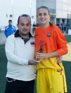 Alexia recibió el trofeo a la jugadora más goleadora de la pasada temporada/jorge ramirez