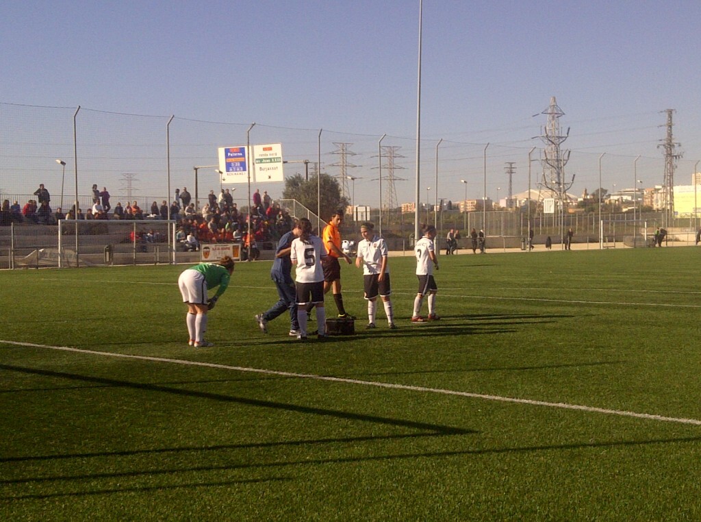 Una de las jugadas de la primera parte del VCF Femenino/vlcciudad