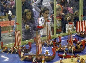 Un grupo de niños contemplan el gran escenario de playmobil/marcelo ullua