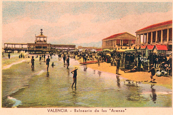 Postal coloreada con el Balneario y la orilla de la playa que le da el nombre. / Archivo fotográfico de Rafael Solaz