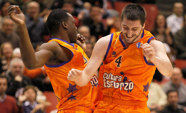 Los hombres de Perasovic, celebrando una jugada del partido. Foto: Valencia Basket