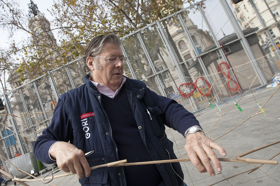Gori, ultimando los detalles de su última mascletà en la plaza del Ayuntamiento. Foto: Manuel Molines