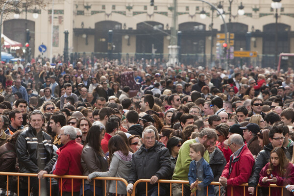 Multitud de valencianos disfrutaron de la última mascletà de Gori. Foto: Manuel Molines