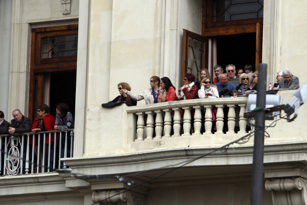 Los balcones, repletos para contemplar la mascletà. Foto: Manuel Molines