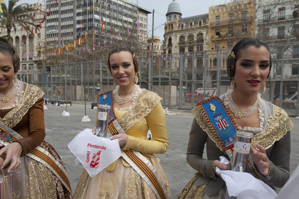 Las Falleras, con un pañuelo y un obsequio conmemorativos del 50 aniversario de a Pirotecnia Gori