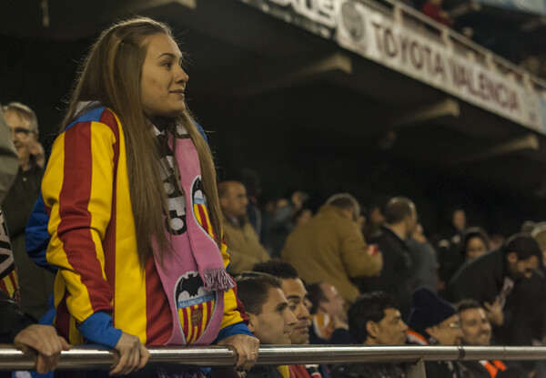Una aficionada valencianista se levanta de su asiento para animar a los de Valverde. Foto: Isaac Ferrera