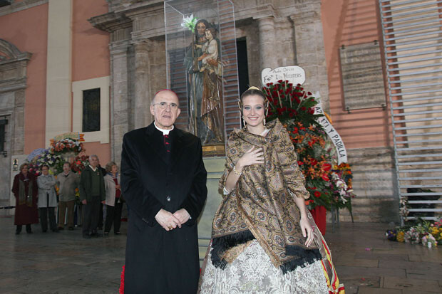 Monseñor Carlos Osoro con Begoña Jiménez, Fallera Mayor de Valencia. Foto: Manuel Guallart