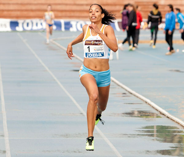 Indira Terrero corriendo en los 400 metros. Fotos: Julio Fontán