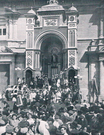 Miracles de Sant Vicent en la Plaça de la Verge, año 1913. Foto Archivo privado de Rafael Solaz Miracles de Sant Vicent en la Plaça de la Verge, año 1913. Foto Archivo privado de Rafael Solaz
