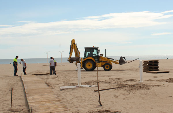 Colocación de pasarelas en la playa de las Arenas esta pasada semana. Foto: Javier Furió
