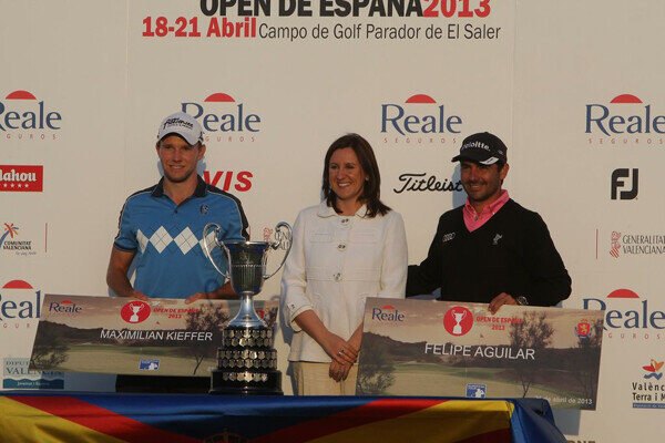 El alemán Maximilian Kieffer y el chileno Felipe Aguilar, segundo y tercero respectivamente, con la consellera María José Catalá. Foto. Fernando Herranz