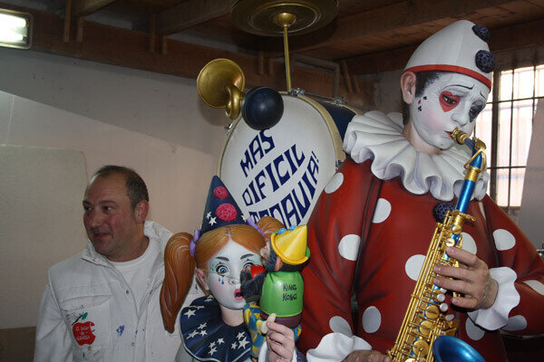 Manolo Algarra, en su taller, presentando el ninot de Almirante de 2012. Foto: Ciberfallas