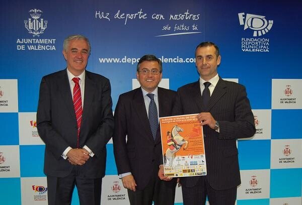 Los tres responsables con el cartel oficial de la Feria del Caballo/ayto valencia