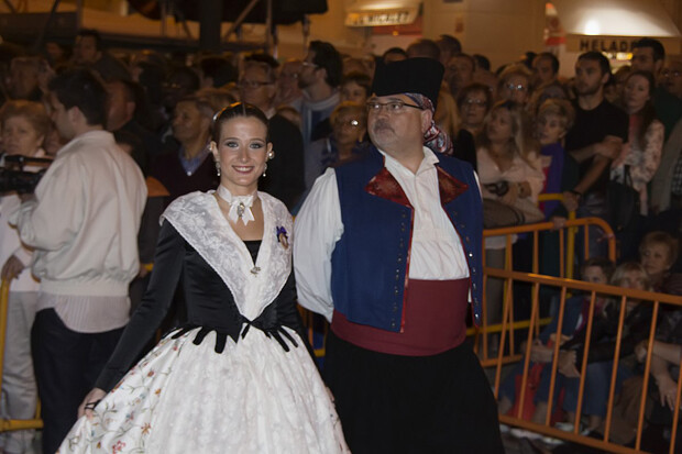 La Fallera Mayor de Valencia 2013 se dispone a participar en la Dançà. Foto: Toni Cerveró