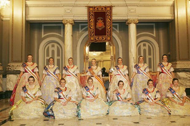 Foto Oficial de la Fallera Mayor de Valencia 2013 y su Corte de Honor
