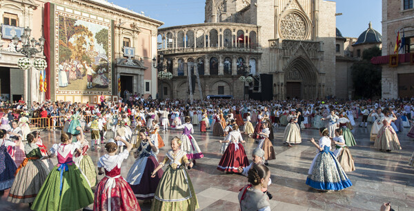 Vista general de la plaza, repleta de parejas bailando. Foto: Isaac Ferrera