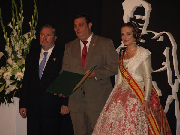 El periodista Julio Fontán recibe su galardón. Foto: Artur Part