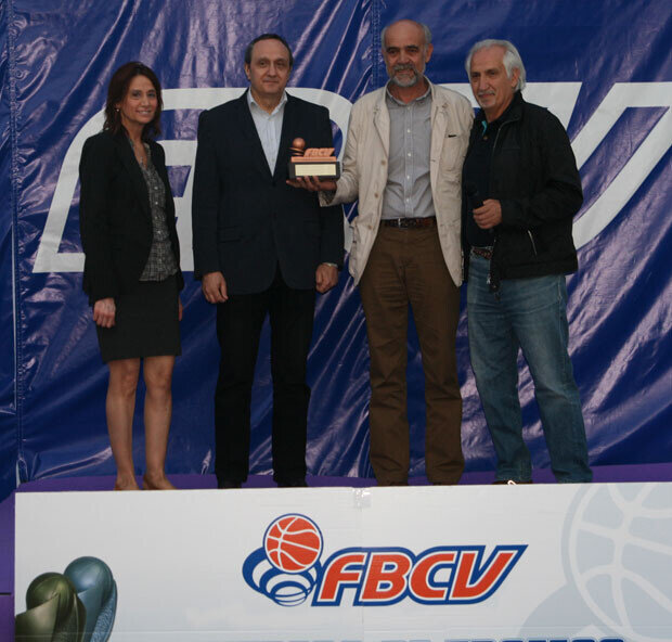 José Mª Pizcueta recibe el premio al jugador más veterano, el Trofeo Familia Arnau