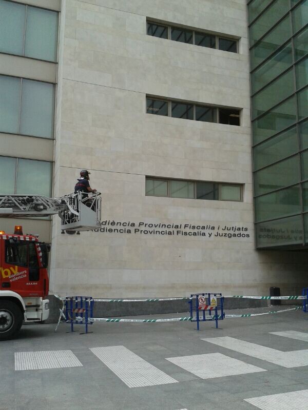 Los bomberos en la Ciudad de la Justicia revisan la fachada/eu