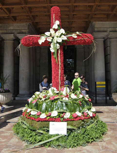 Cruz de mayo frente a la puerta principal del Ayuntamiento. Foto: V. Gutiérrez. Cruz de mayo frente a la puerta principal del Ayuntamiento. Foto: V. Gutiérrez.