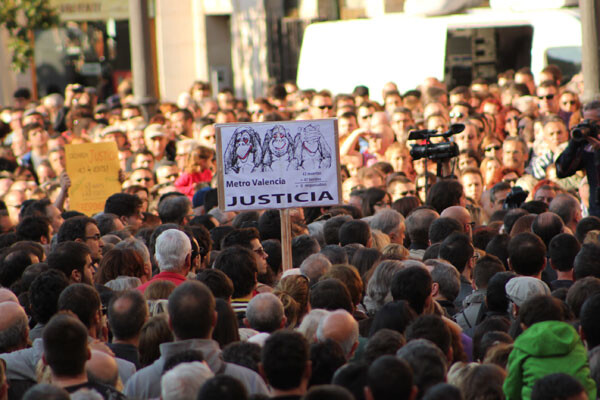 Carteles reivindicativas pidiendo justicia en medio de la muchedumbre concentrada en la plaza de la Virgen. Foto: Amparo Moyá