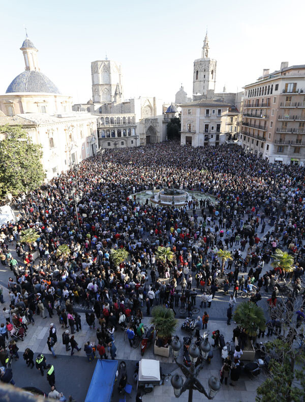 Vista aérea del aspecto que presentaba la plaza de la Virgen desde antes de comenzar la concentración. Foto: Manuel Molines