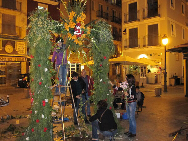 La cruz de la plaza Doctor Collado, en pleno proceso de creación anoche. Foto: Artur Part
