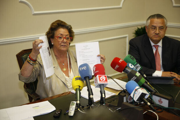 La alcaldesa muestra su agenda ante los medios durante su comparecencia de hoy. Foto: Ayto. VLC La alcaldesa muestra su agenda ante los medios durante su comparecencia de hoy. Foto: Ayto. VLC