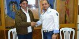 Pedro Santaeulalia estrecha la mano de Sento Balaguer.