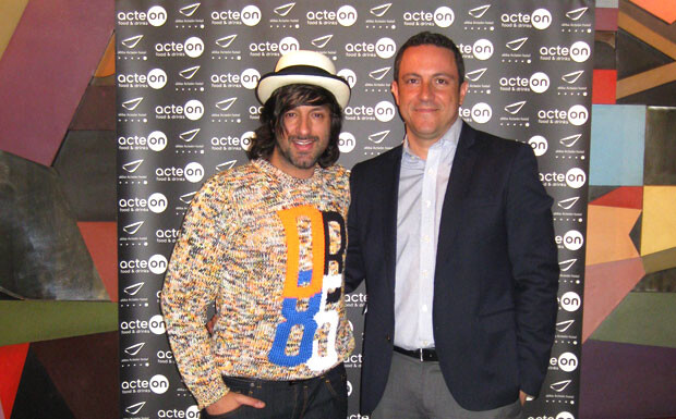 Rafael Amargo junto a Carlos Pamblanco, director comercial del Hotel Abba Acteón, en el que se hospeda el artista durante su estancia en Valencia. Foto: Abba Acteón