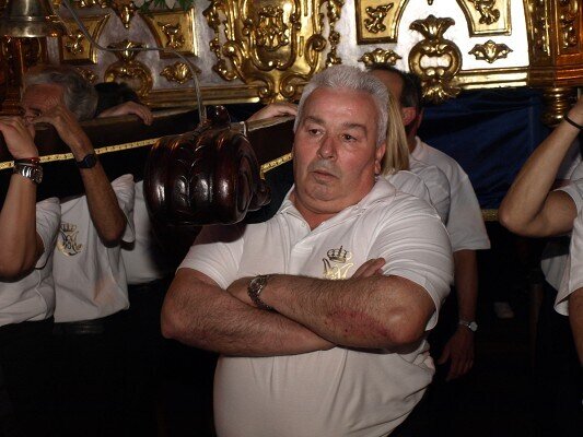 Los hombres del trono, procedentes de Tavernes Blanques, Turís, el Grao y el Cabanyal, llrevan a hombros la imagen. Foto: Artur Part