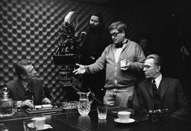 Tomas Alfredson, dando indicaciones a John Hurt y Gary Oldman, durante el rodaje de 'El Topo'.