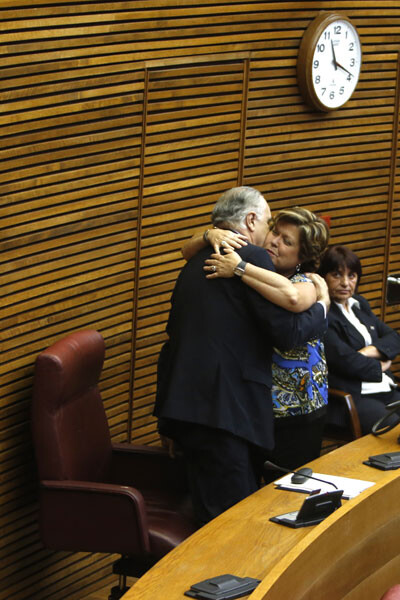 Blasco recibe un cariñoso abrazo de la popular Milagrosa Martínez. Foto: Manuel Molines