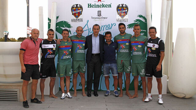 Quico Catalán con varios de los componentes del recién nacido Levante UD Fútbol Playa. Foto: Jorge Ramírez / Levante UD