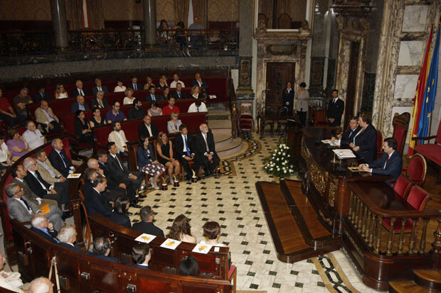 El Pleno del Ayuntamiento, con los deportistas galardonados en primera fila. Foto: Pepe Sapena