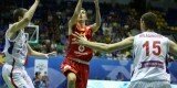 Pablo Pérez entra a canasta en la final ante Serbia. Foto: Fiba Europe/Ciamillo-Castoria