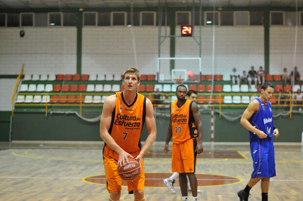 Doellman se dispone a anotar un tiro libre. Foto: Fito Díaz / Albacete Basket