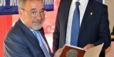José Vicente González, presidente de Cierval, recibió una metopa conmemorativa de manos de Francisco Prado, presidente del Propeller Club de Valencia.