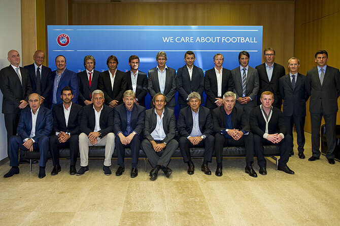 Foto de 'familia' de los entrenadores asistentes al UEFA Elite Coaches Forum Foto de 'familia' de los entrenadores asistentes al UEFA Elite Coaches Forum