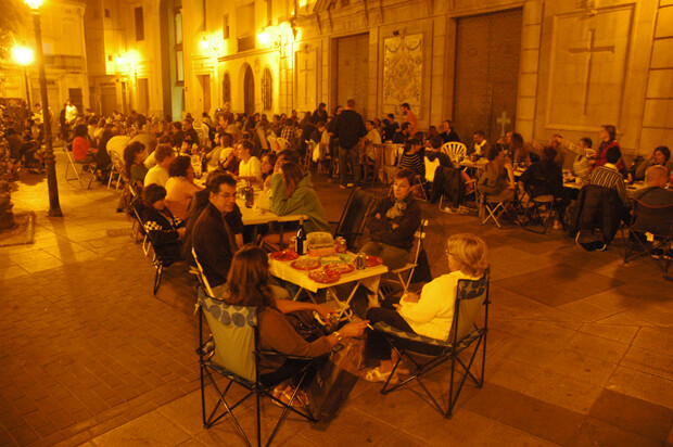 Tercera edición de los ya famosos 'Sopars a la Fresca', esta vez en la plaza de la Iglesia del Rosario.