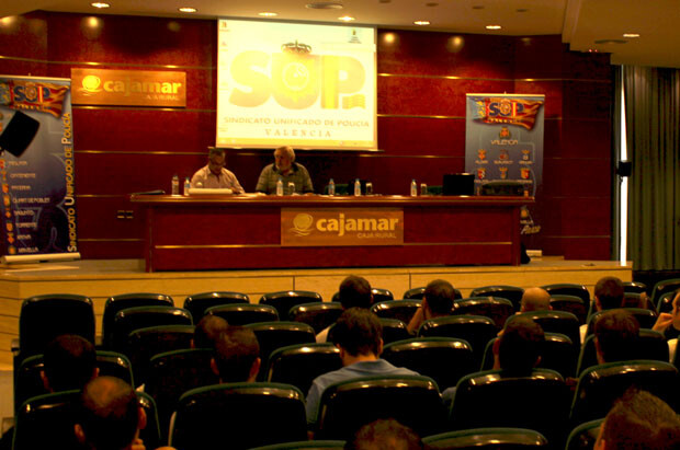 El SUP celebró ayer un curso sobre técnicas de comunicación en actuasciones policiales. Foto: Javier Furió y José Cuñat
