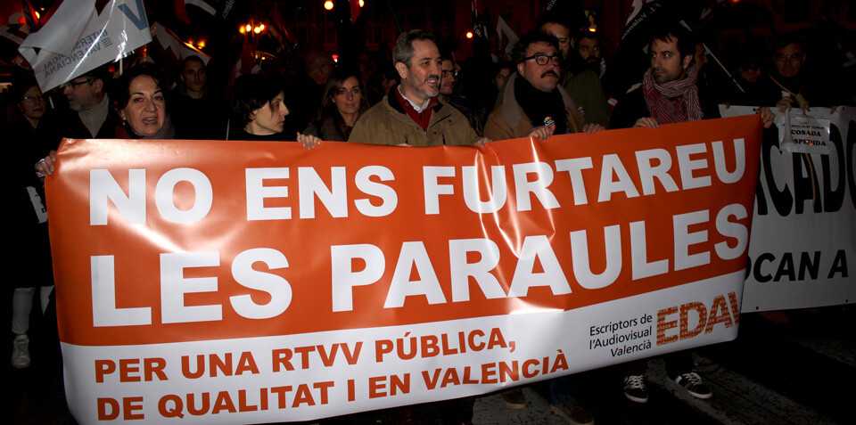 Manifestantes de EDAV portan una pancarta contra el cierre de RTVV. Foto: Javier Furió