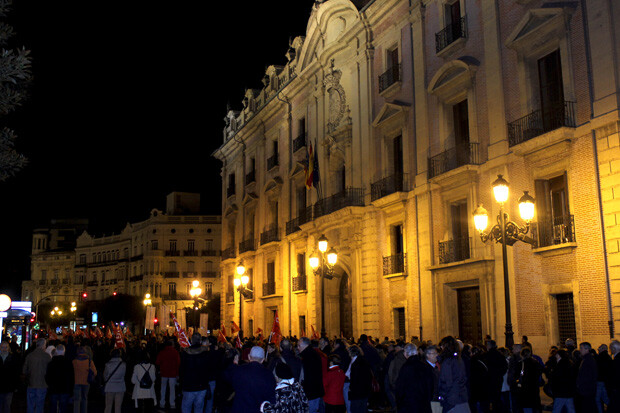 La manifestación, a su paso por la sede del TSJCV. Foto: Javier Furió