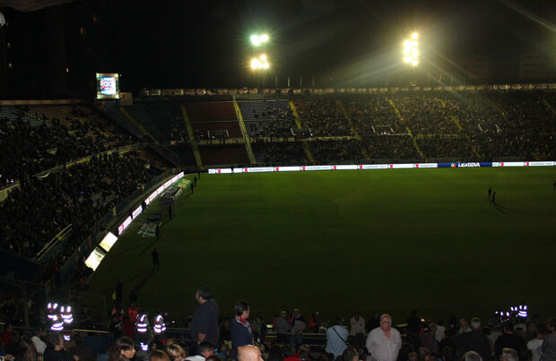 La iluminación del estadio volvió a funcionar en unos minutos, poco a poco. Foto: Javier Furió