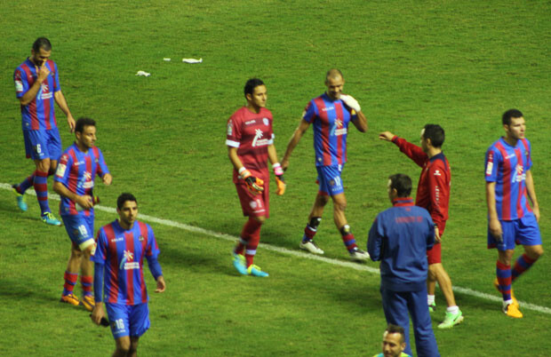 La afición aplaudió al equipo pese a la derrota al finalizar el partido. Foto: Javier Furió